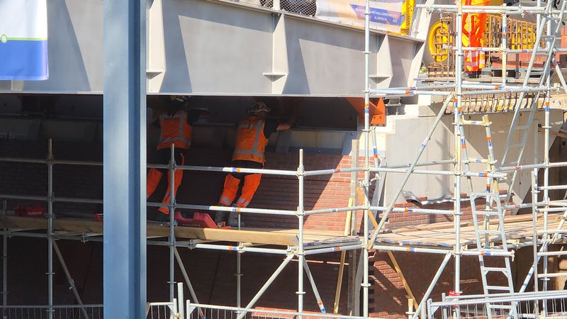 Plaatsing brug over de Maaslijn bij Molenhoek.